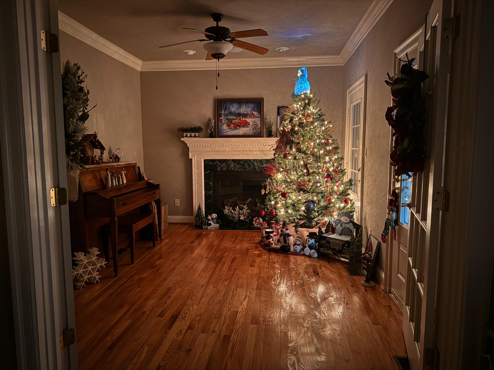 Piano Room Christmas Decorations